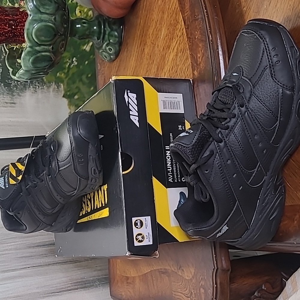 New in box! Avia Union II Womens 9 black non slip lace up athletic uniform shoes